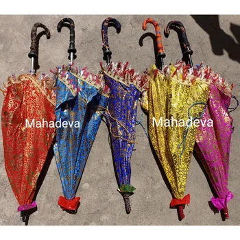 Индийското сватбена украса, чадър, открит градина, украсена с чадъри, шезлонги от слънцето, Менди, декор, на фона на партита